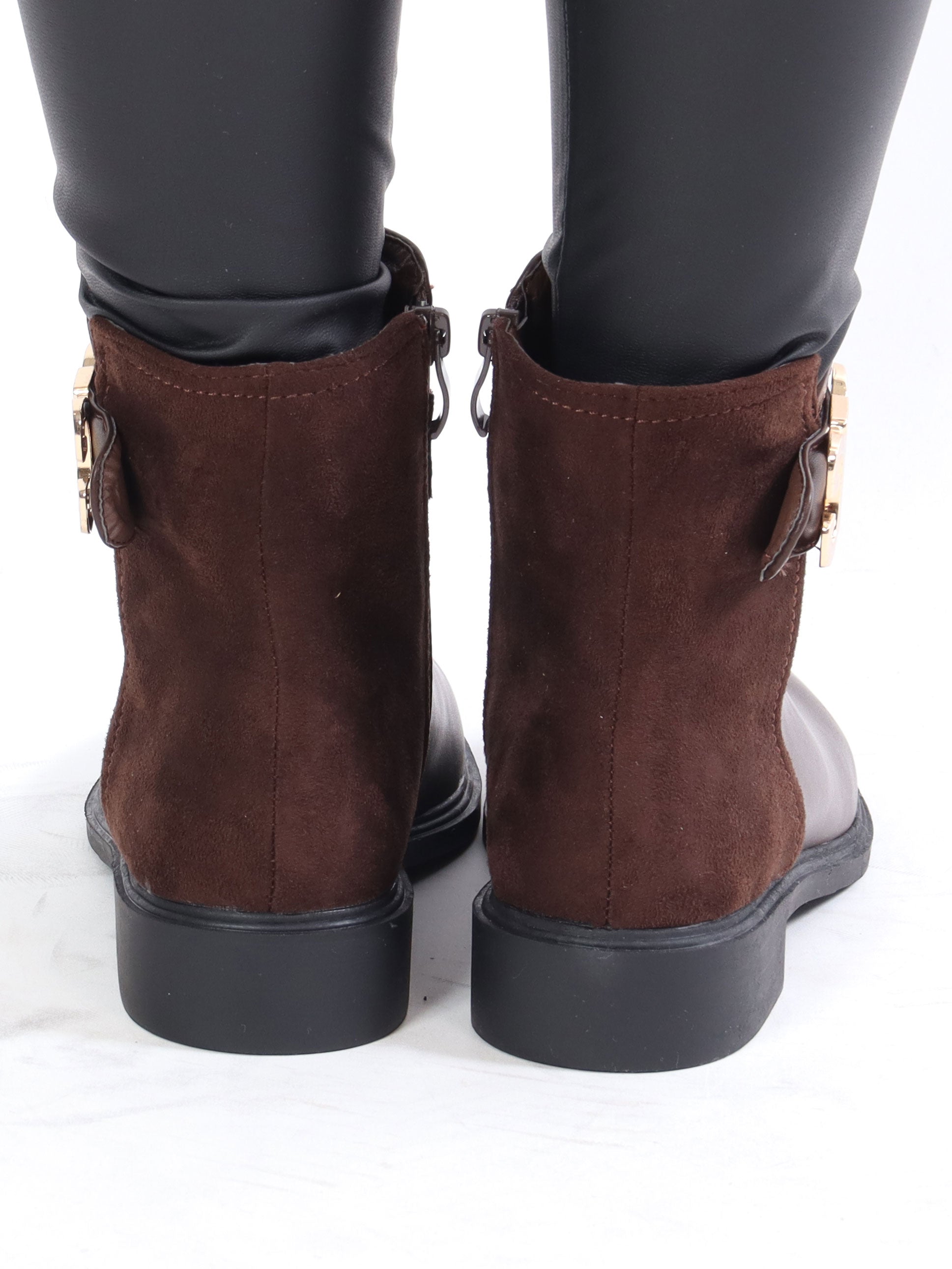 Dorita - Söta bruna stövlar med guldspänne - Brown